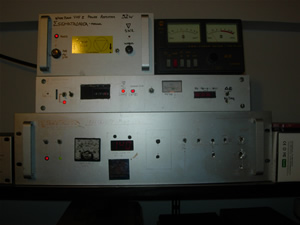 Bloco de emissor, pela ordem:Amplificador de potencia R.F. 25W 50Ω- VHF-FM e medidor S.W.R. <-- Excitador VHF-FM ( output 4W 50Ω ) <-- Fonte de alimentação chaveada ( eficiencia aprox. 80% )