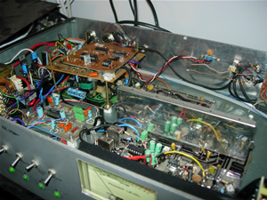 O Módulo Codificador FMST+R.D.S. vista de montagem interna.